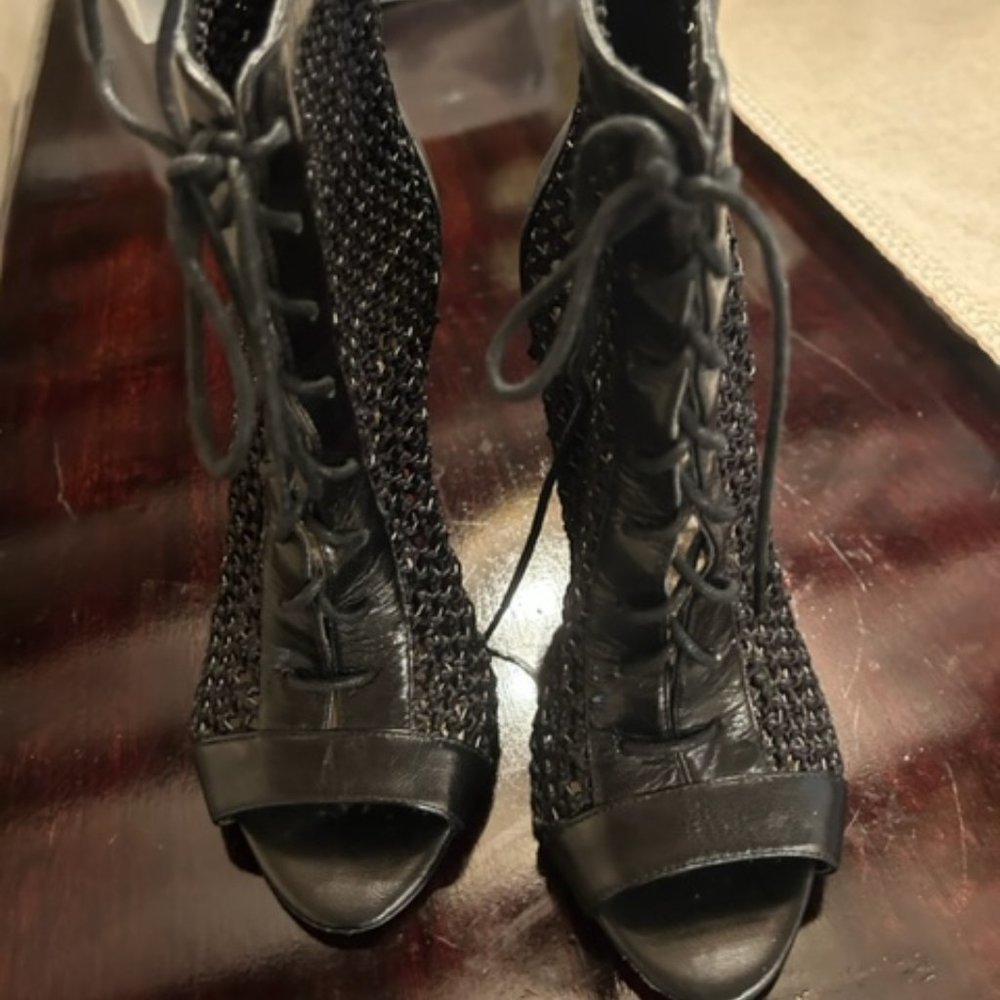 LACE UP HILLS
